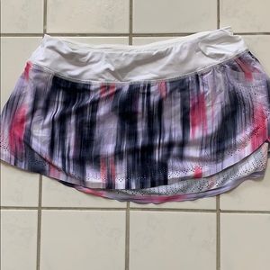 Lululemon size 4 super cute skirt. EUC